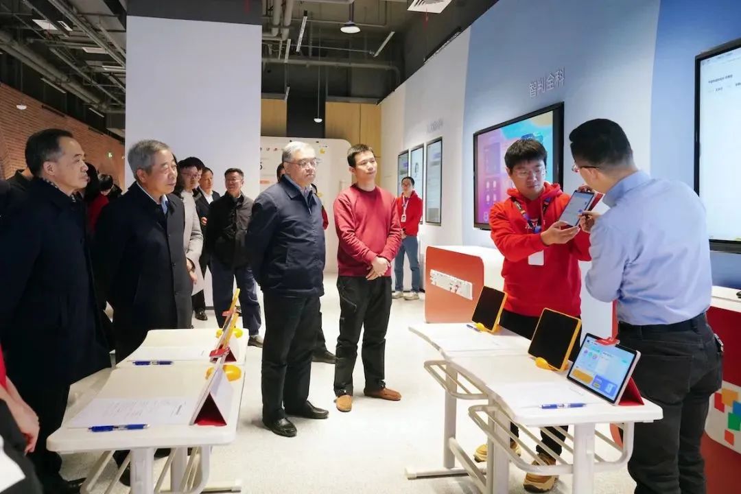 2月25日下午，圍繞“人工智能助力教育變革”，全國政協(xié)教科衛(wèi)體委員會(huì)來到好未來集團(tuán)開展調(diào)研。全國政協(xié)副主席、民進(jìn)中央常務(wù)副主席朱永新出席并講話。.jpg